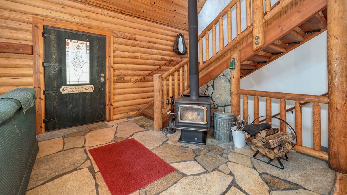 Alta Sierra Cabin | Charming Log Home with hot tub and river access