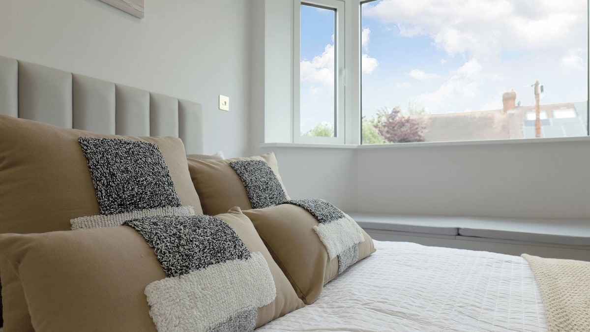 Cannon Hill Apartment | Charming London 2 BR Flat Near Wimbledon – Comfort & Convenience Combined!