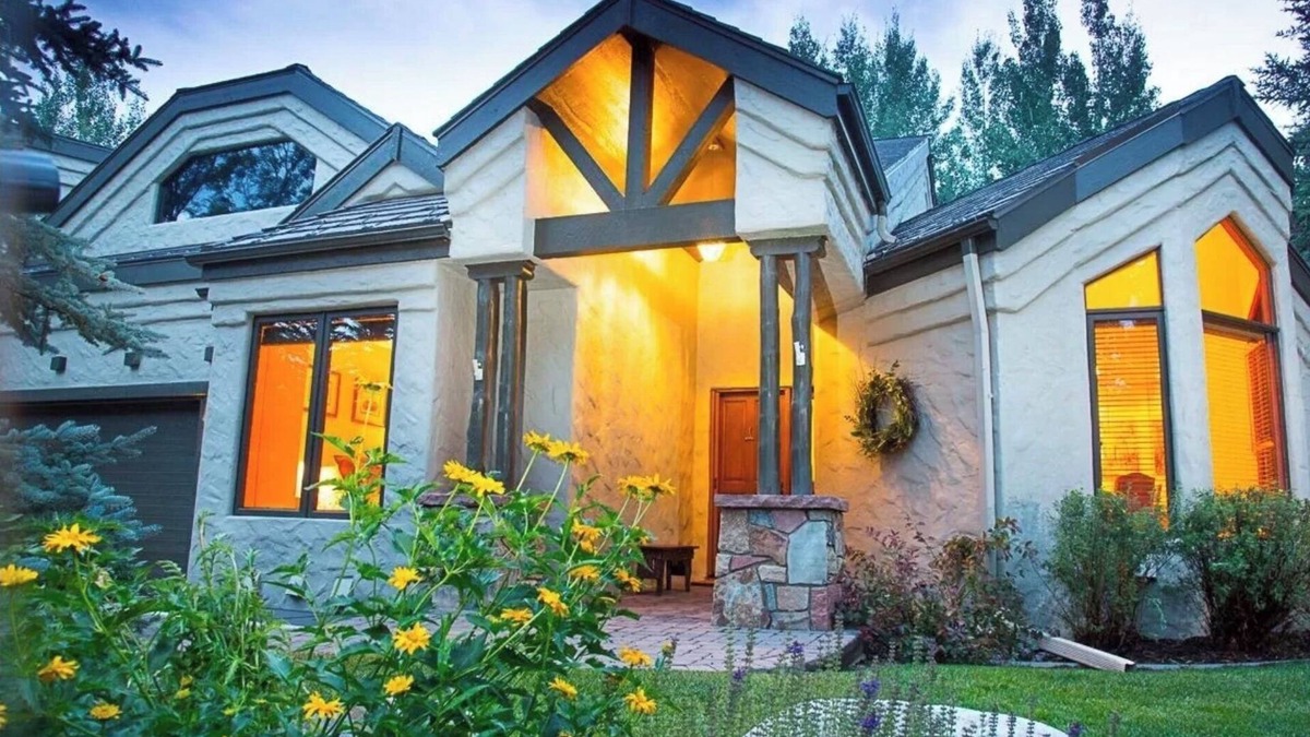 Edwards House | Charming Luxe 5BR—Ski Shuttle & walk to lift, 2 living room, game & movie room