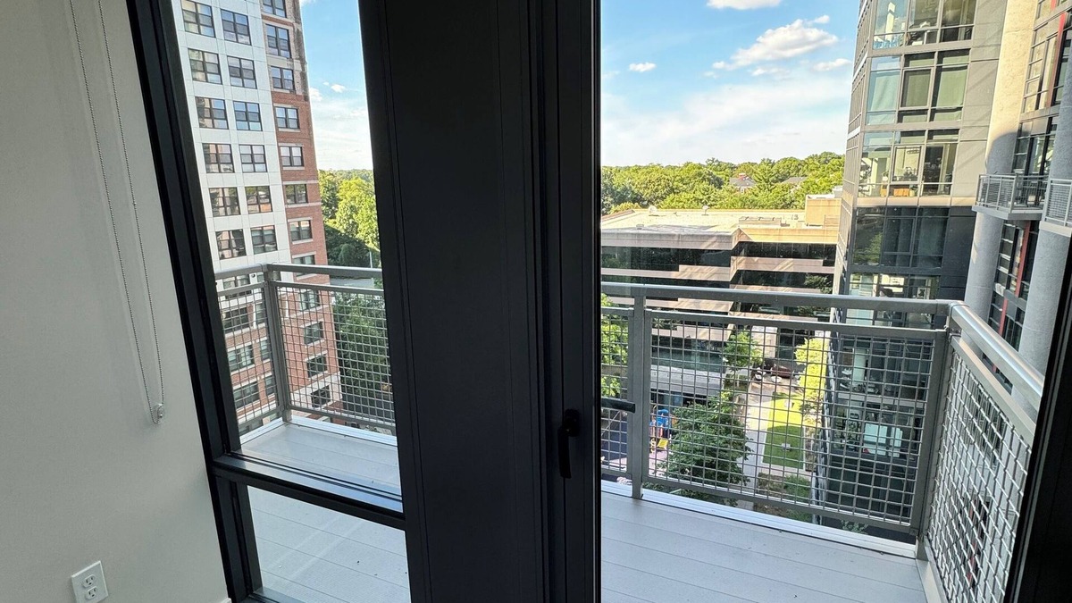 Shirlington Apartment | Charming Luxury 2BR/2BA apartment with floor to ceiling windows in Alexandria