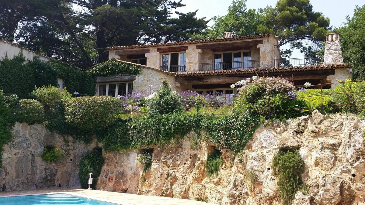 Biot Villa | Charming, luxury villa in Biot, 4 bedrooms, sea view, large pool and garden.