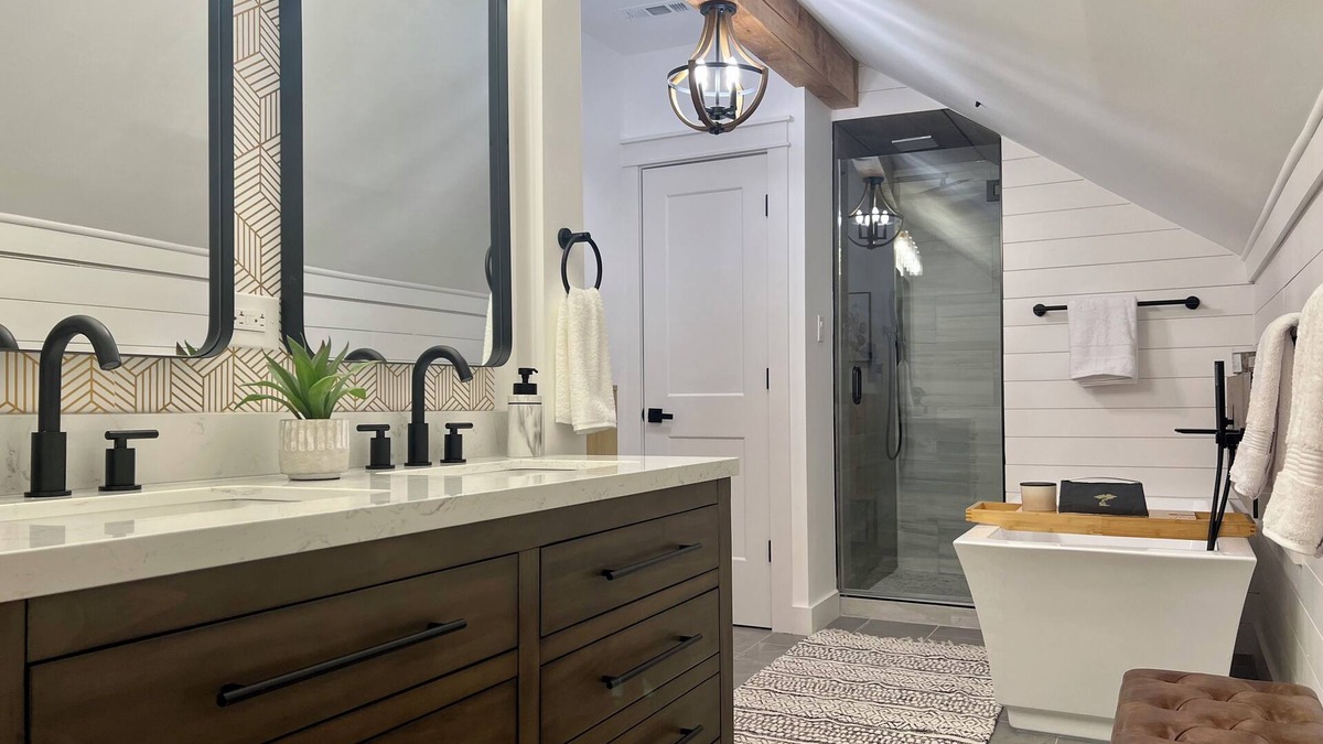 Alpharetta House | Charming Meadow Farmhouse on 1+ acre with Hot Tub, walk to Downtown, Renovated