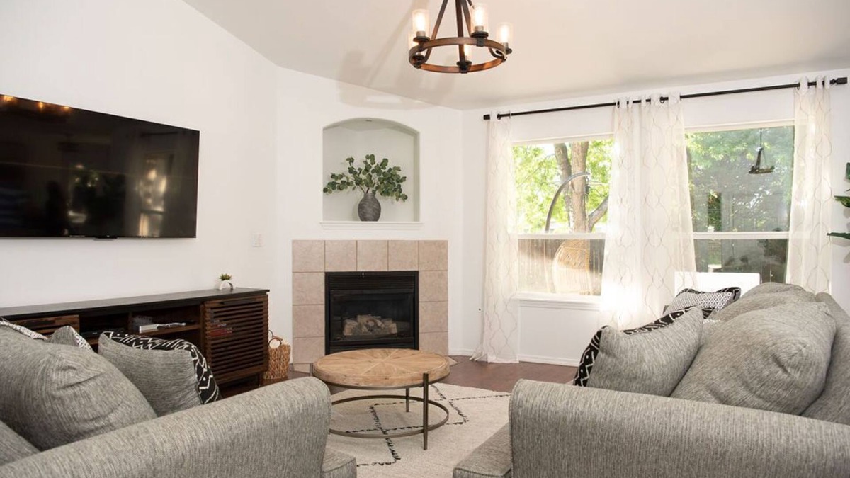 Meridian House | Charming Meridian House~ Amazing Location!