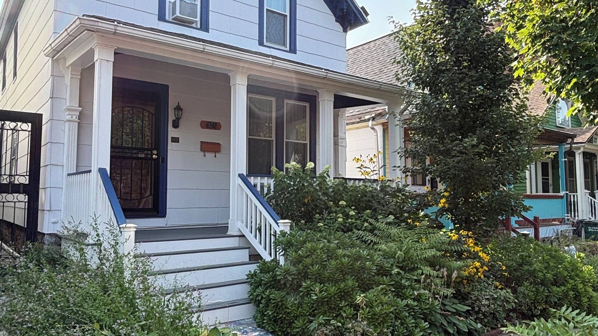 Downtown Buffalo House | Charming Mid Century Modern 4BR House in Allentown, Buffalo, Stylish decor. I