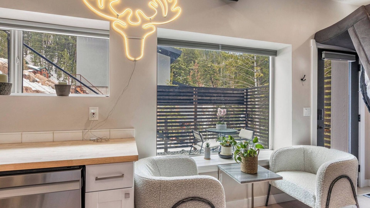 Summit Park Apartment | Charming, modern 2bed apartment w/large private garage in phenomenal Summit Park