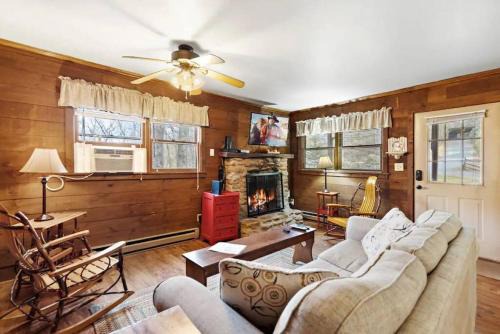 Blowing Rock House | Charming Modern Cabin with Hiking Trails and Fire Pit