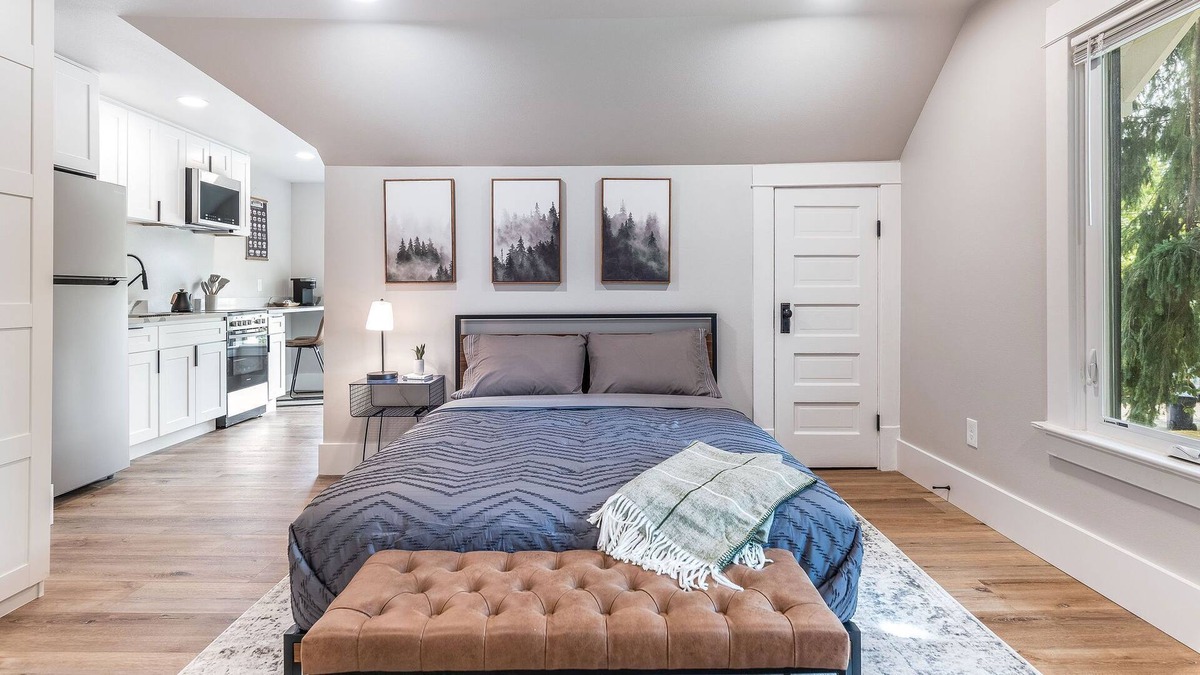 Central Tacoma Apartment | Charming Modern Studio Home! 5 Minutes from major Hospitals