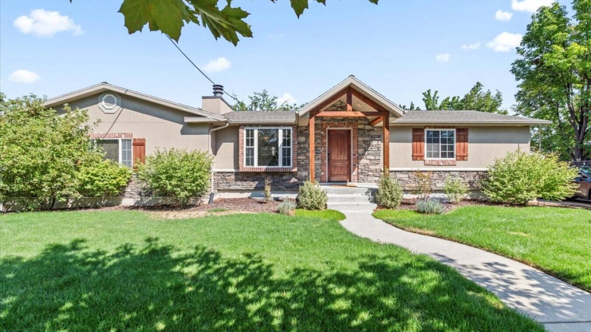 Millcreek House | Charming Mountain Retreat with Enclosed Backyard and Artistic Flair