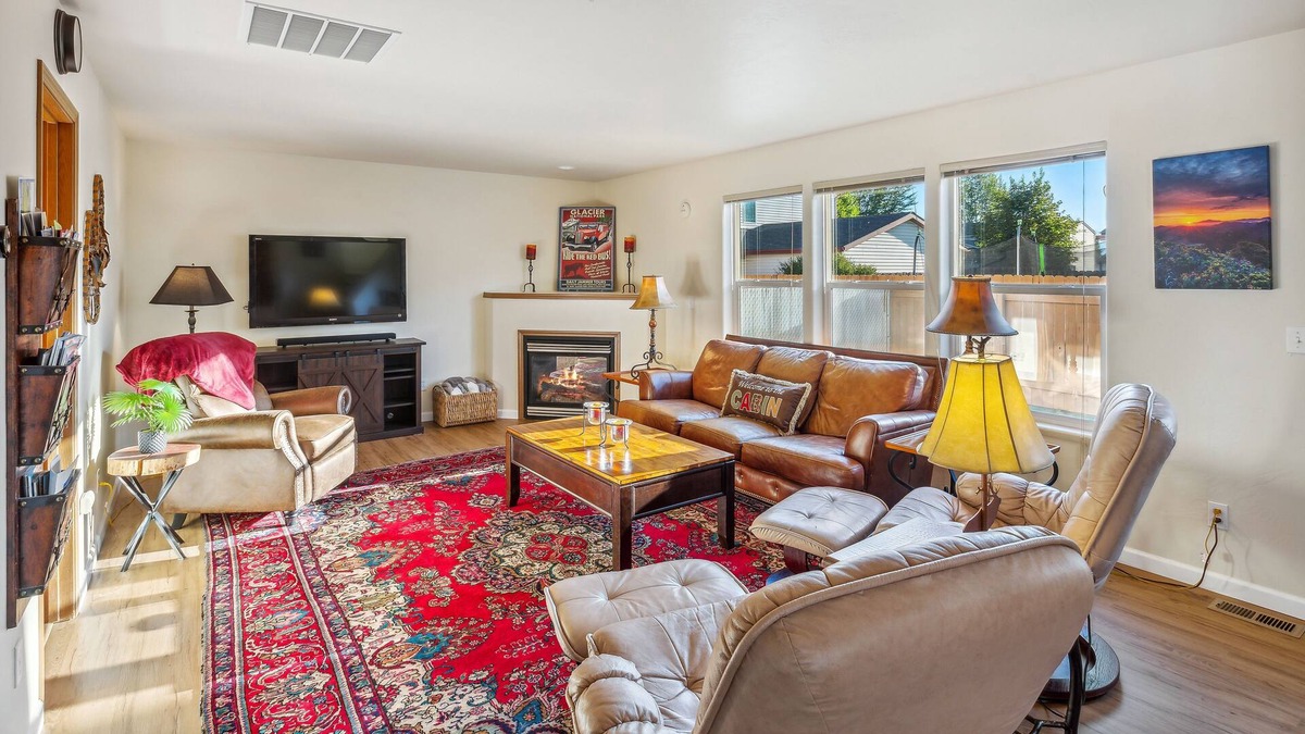 Kalispell House | Charming mountain themed décor close to skiing and Glacier Park