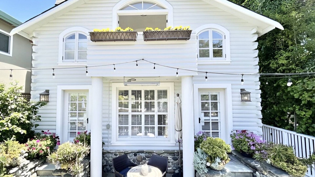 Capitola House | Charming Napa-inspired home on river, private dock, 2 min walk to beach, FP, BBQ