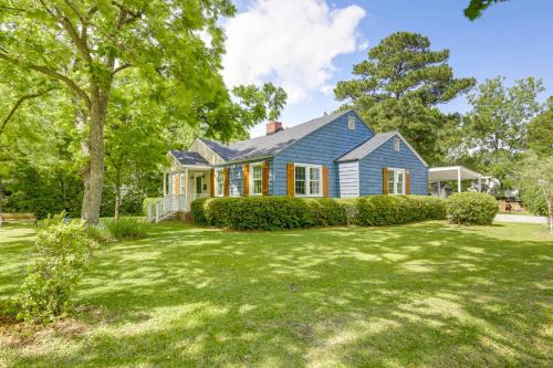 New Bern House | Charming New Bern Cottage with Grill and Fire Pit!