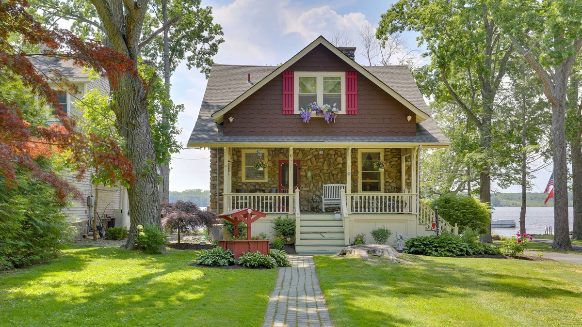 Orange Lake House | Charming Newburgh Home: Waterfront on Orange Lake!