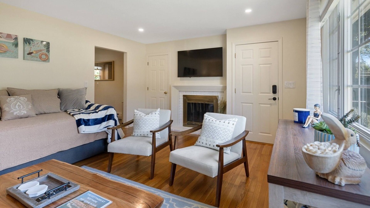 Middletown House | Charming, Newly Remodeled Newport Cottage Near the Beaches - Sleeps 6