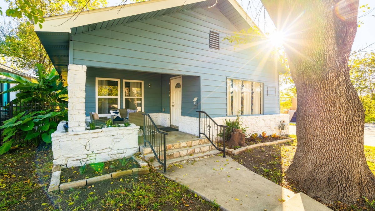 Highland Park House | Charming newly renovated 3 bed 2 bath - 2 miles from attractions