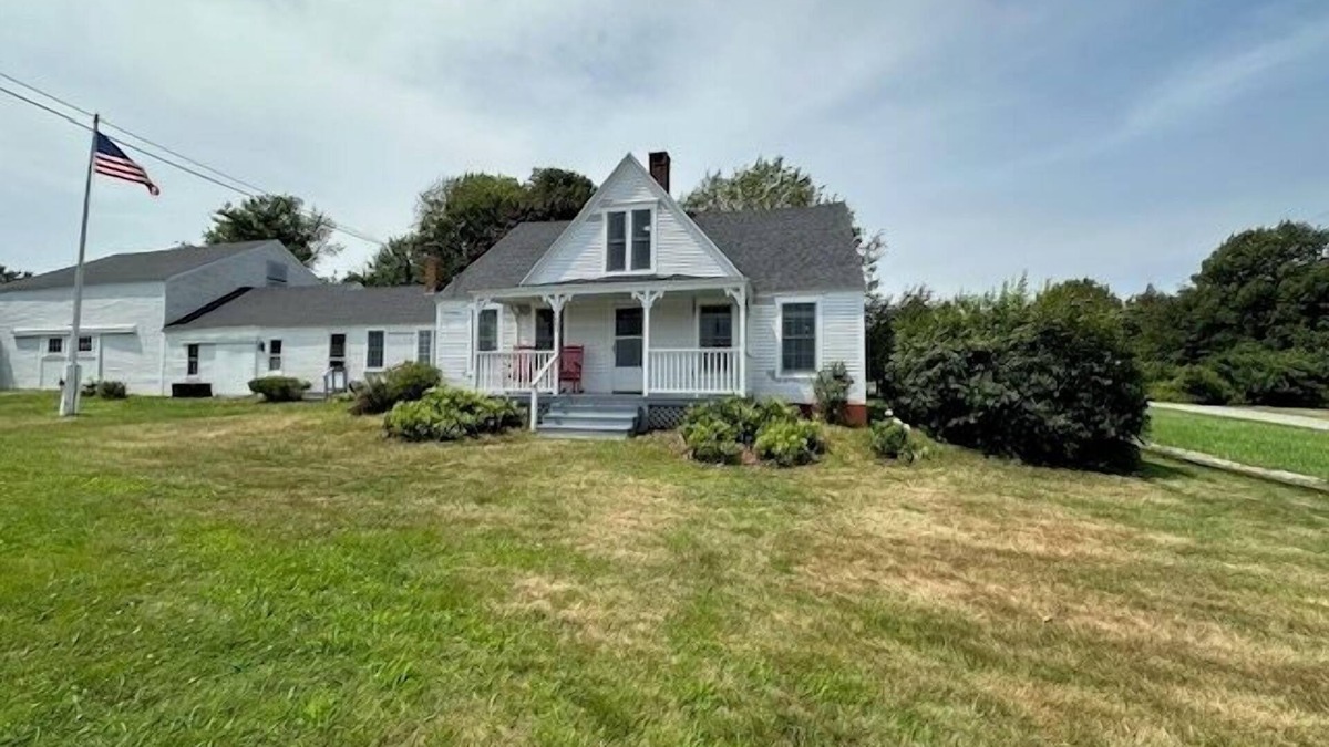 Mid-Coast and Islands House | Charming, Newly Renovated Harpswell Coastal Farmhouse- 4 comfortable Bedrooms, 2.5 Bath. Ocean v.