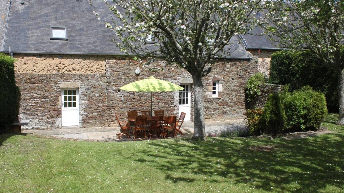 Canville-la-Rocque Cottage | Charming Norman house with fireplace and private garden