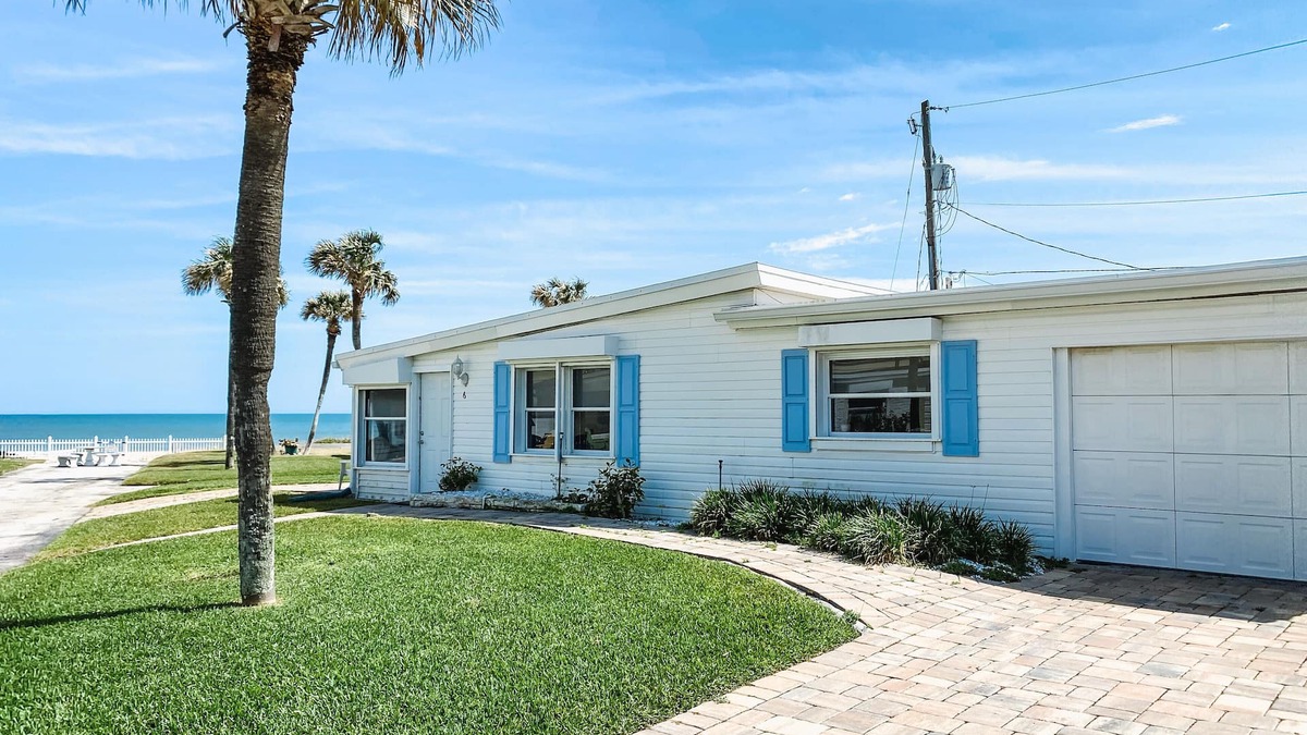 O'byrne House | Charming Oceanfront Beach Cottage - Excellent Value