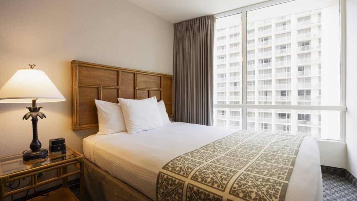 Waikiki Apartment | Charming Palm Suite at The Imperial Hawaii Resort