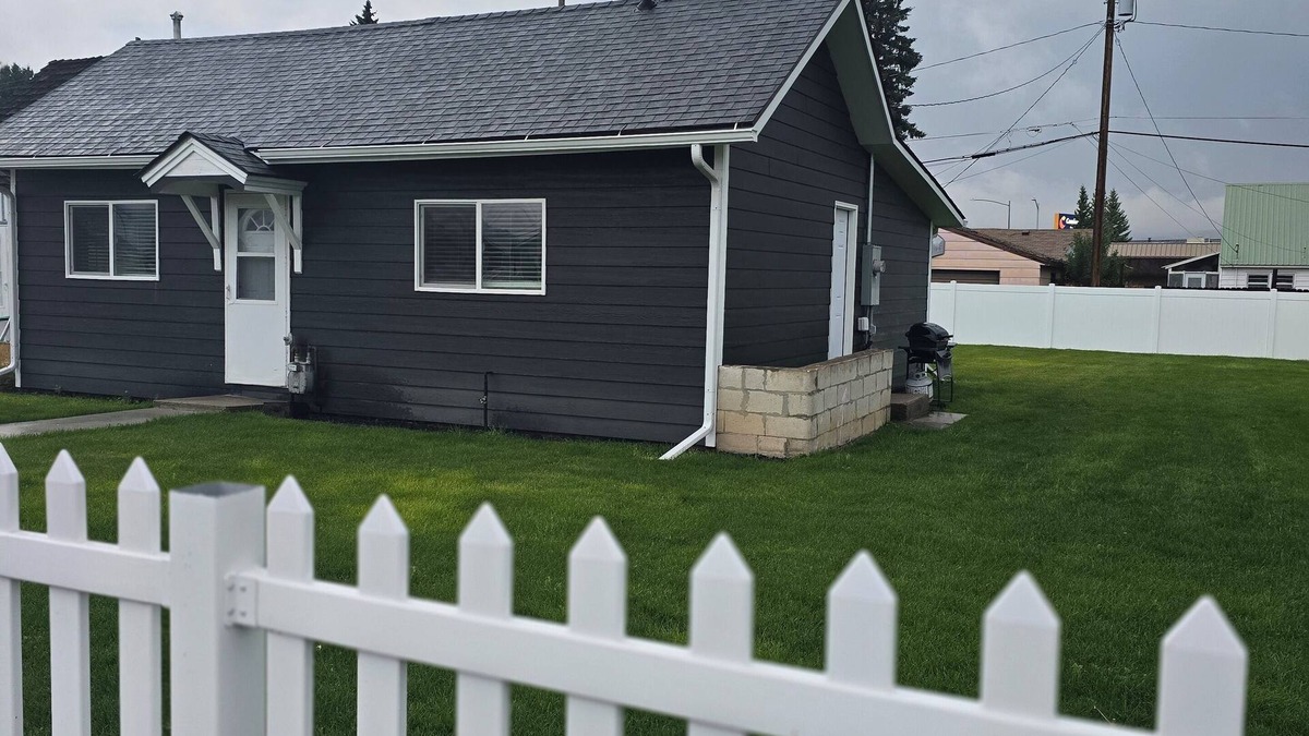 Butte House | Charming/perfectly located 2-bedroom house with WiFi in Butte.