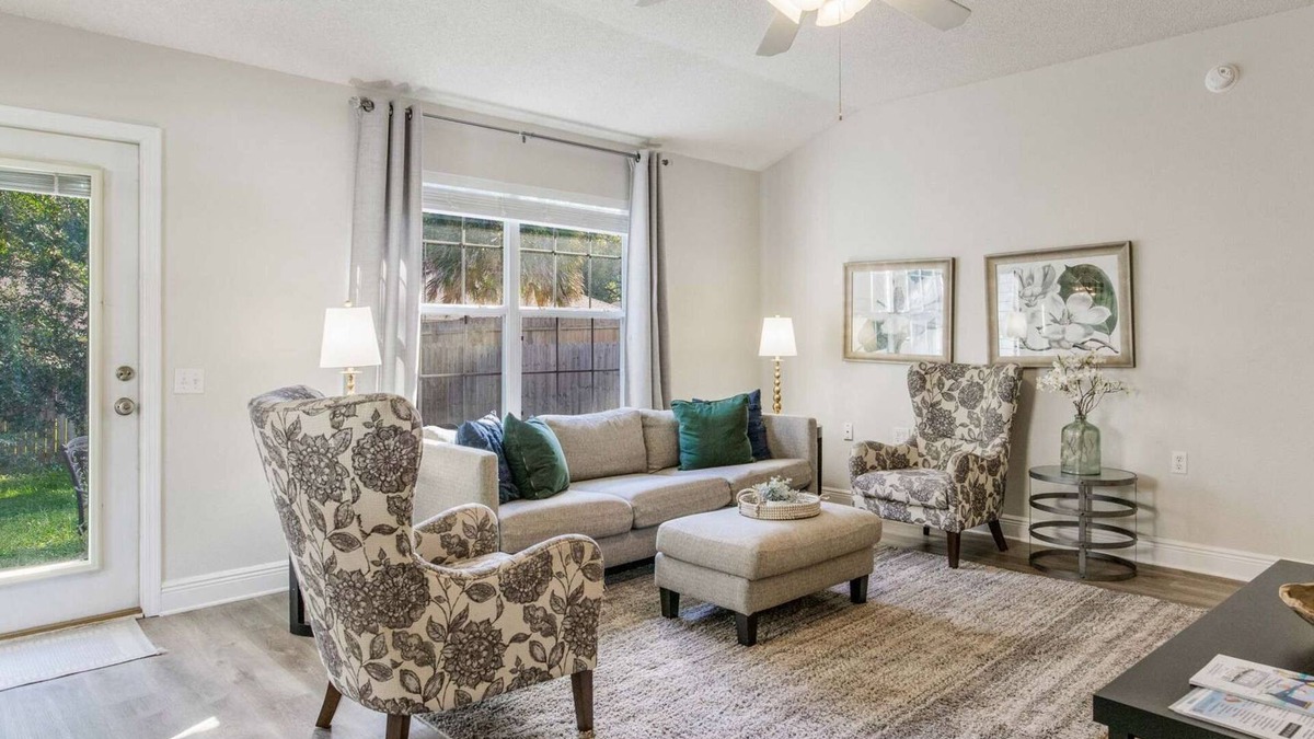 Ferry Pass House | Charming Pet friendly 3-bedroom house near UWF in Pensacola cozy fenced yard!