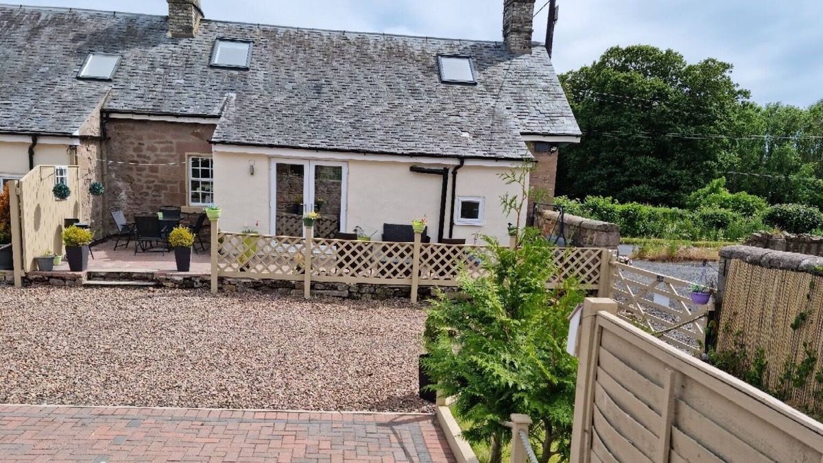 Horncliffe House | Charming pet friendly cottage near the pretty village of Norham Northumberland.