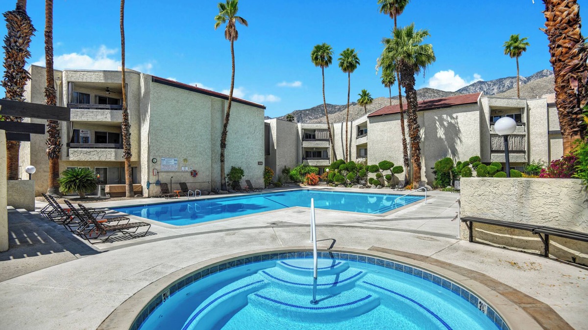Tahquitz River Estates Condo | Charming pool side condo on the beautiful south side of Palm Springs. n