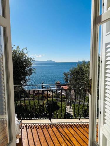 Posillipo House | Charming Posillipo Sea View Ibiscus House