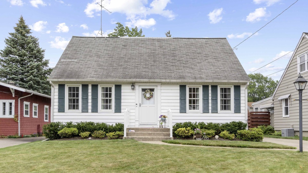 Erie House | Charming Presque Isle Home w/Lake Access