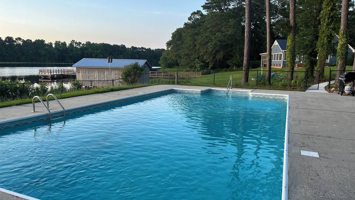 Benson House | Charming private 4-bedroom house with lake, ingroundpool,dock in Delightful Dunn