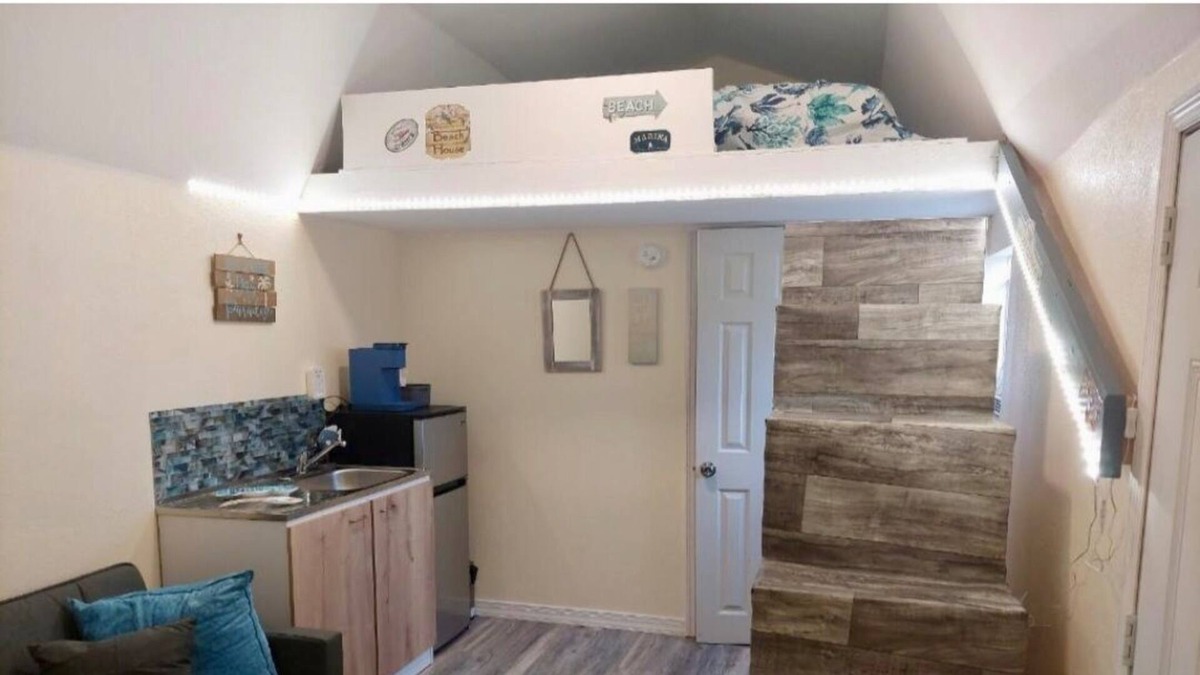Edgewater Cabin | Charming Private Cottage close to the Beach!