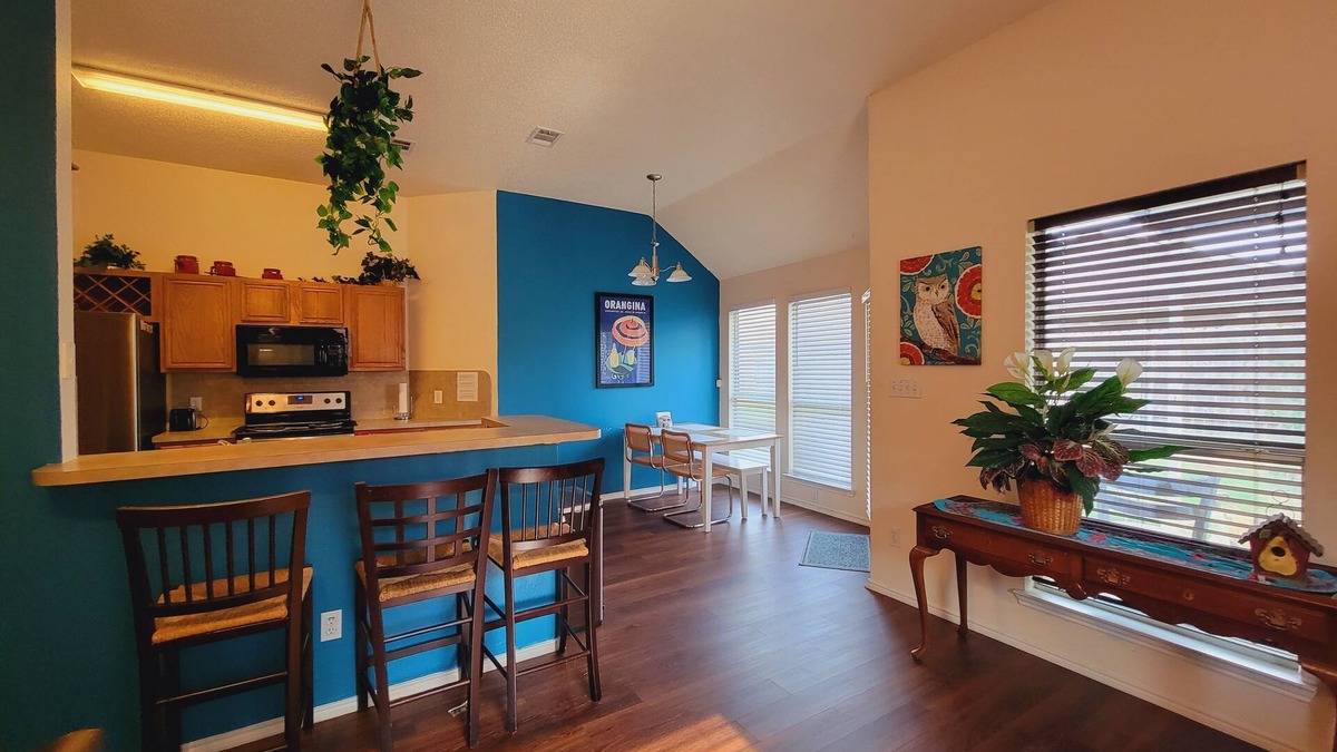 Denton Bed & Breakfast | Charming Private Master bedroom with Jacuzzi in Pleasant Denton