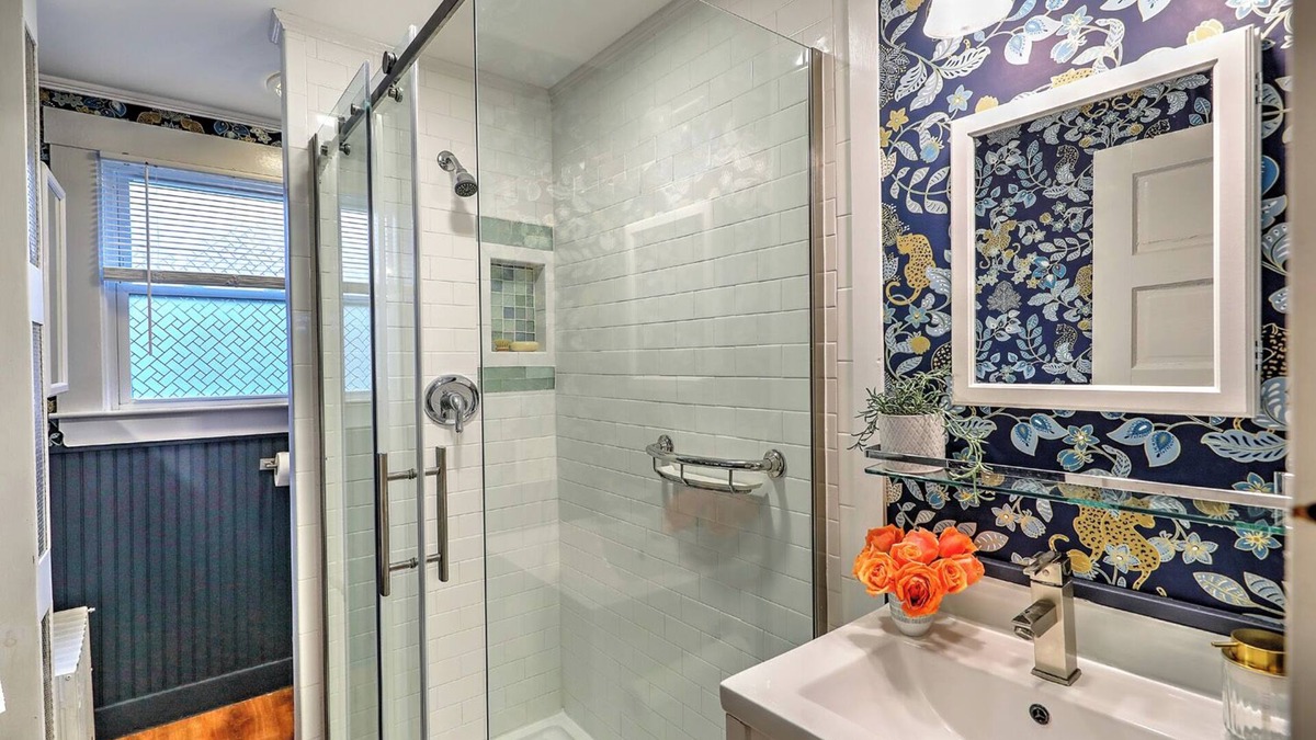 Top of the Hill Apartment | Charming private oasis downtown Newport