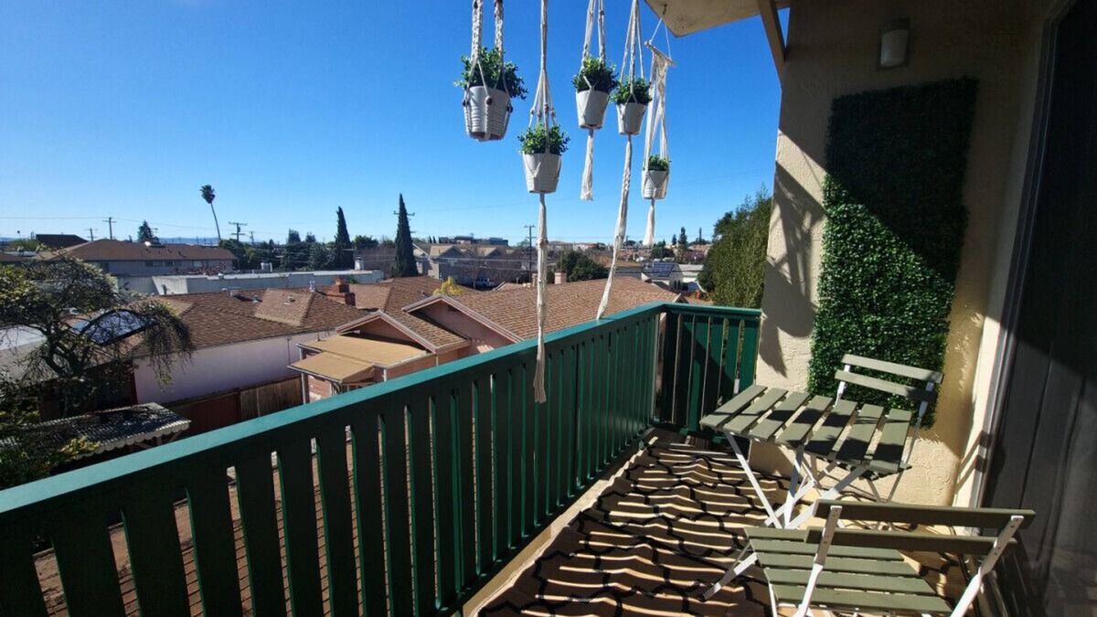 Old San Leandro Apartment | Charming private room in condo