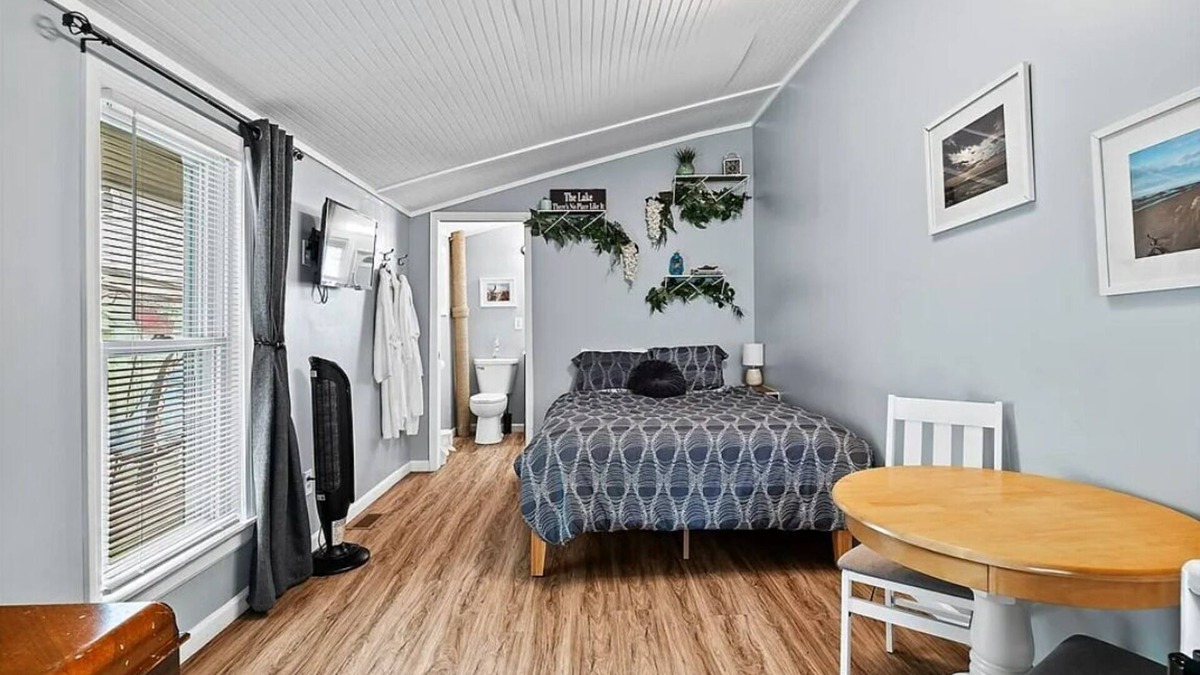 Detroit - Shoreway Apartment | Charming Private Studio in Gordon Square with Direct Path to Edgewater Beach.