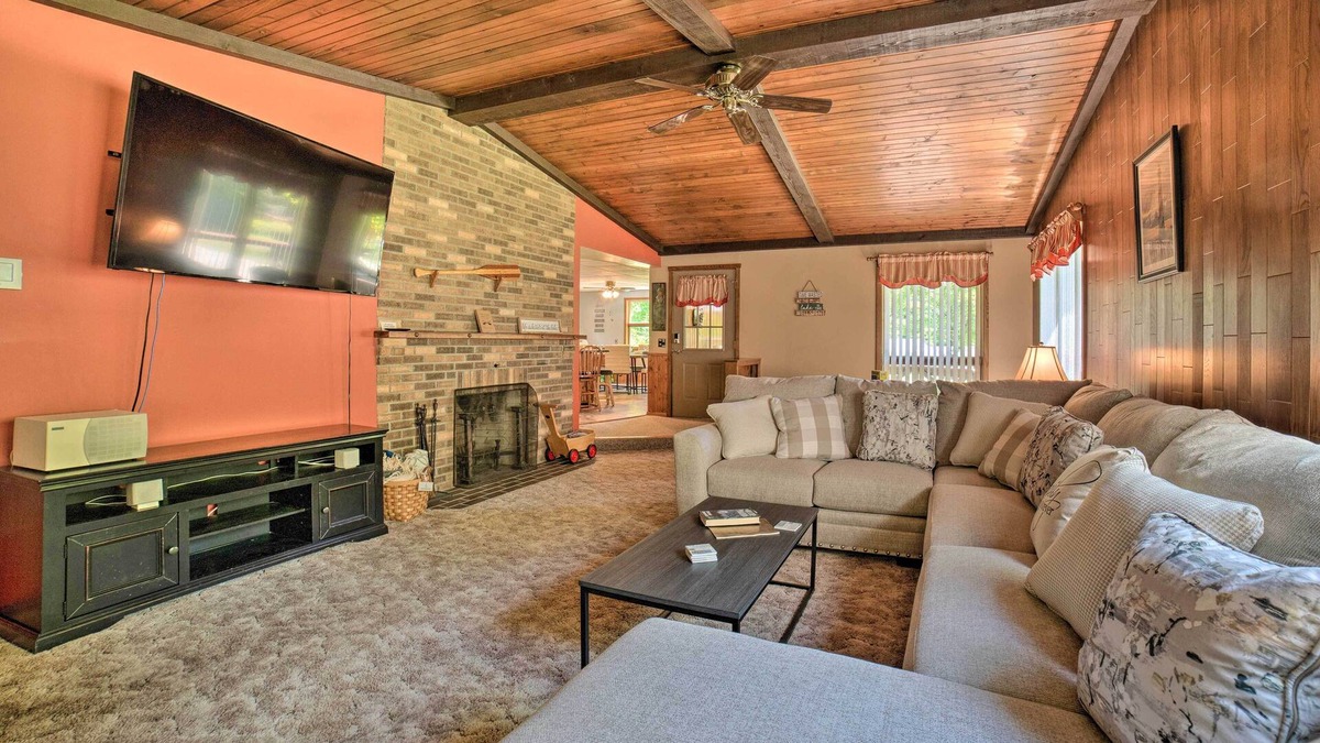 Westford House | Charming Pymatuning Lake House Near Park & Beach