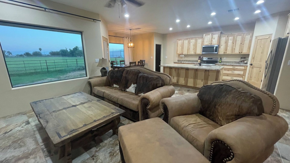 San Tan Valley House | Charming Queen Creeks R6 Ranch 4-bedroom house with WiFi and AC.