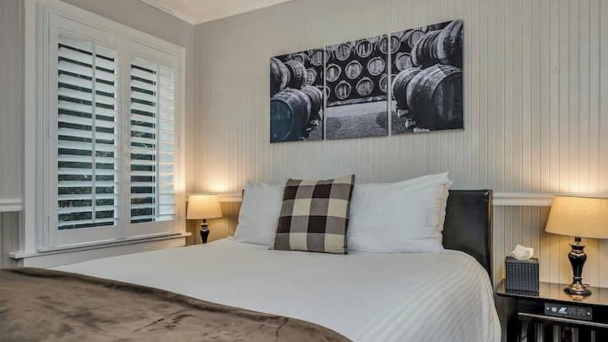 Calistoga Hotel | Charming Queen Room near Downtown Calistoga.