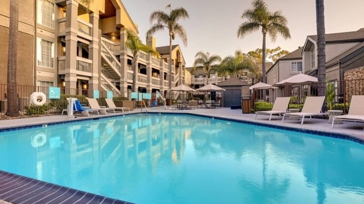Sunnyvale Hotel | Charming Queen Stay! 4 Pet-Friendly Rooms w/BBQ Area & Fresh Breakfast!