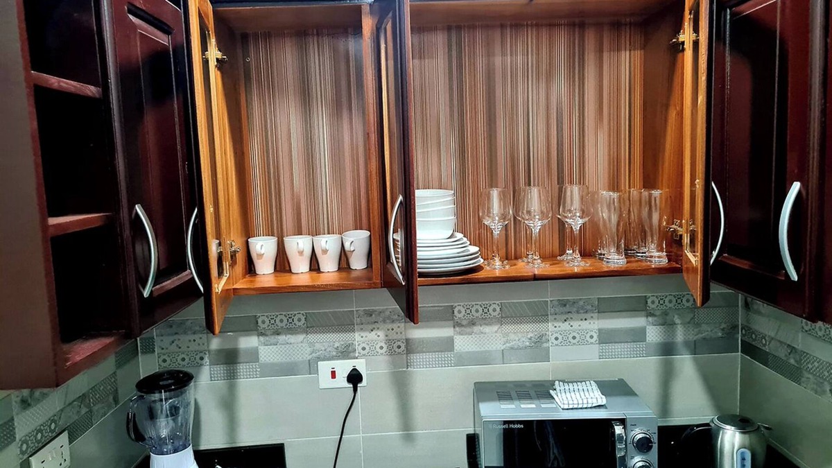 Accra Apartment | Charming Quiet & Cozy Close to Highway