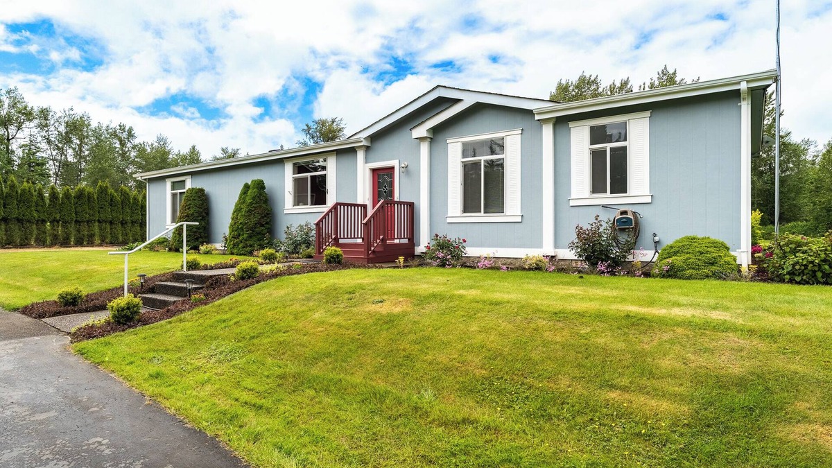 Blaine House | Charming rambler on 5 private acres in the county. Sleeps 8. Starlink and A/C.