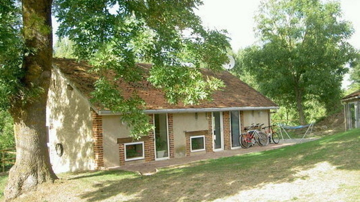 Chatel-de-Neuvre Cottage | Charming renovated cottage with terrace and pets allowed in Châtel-de-Neuvre