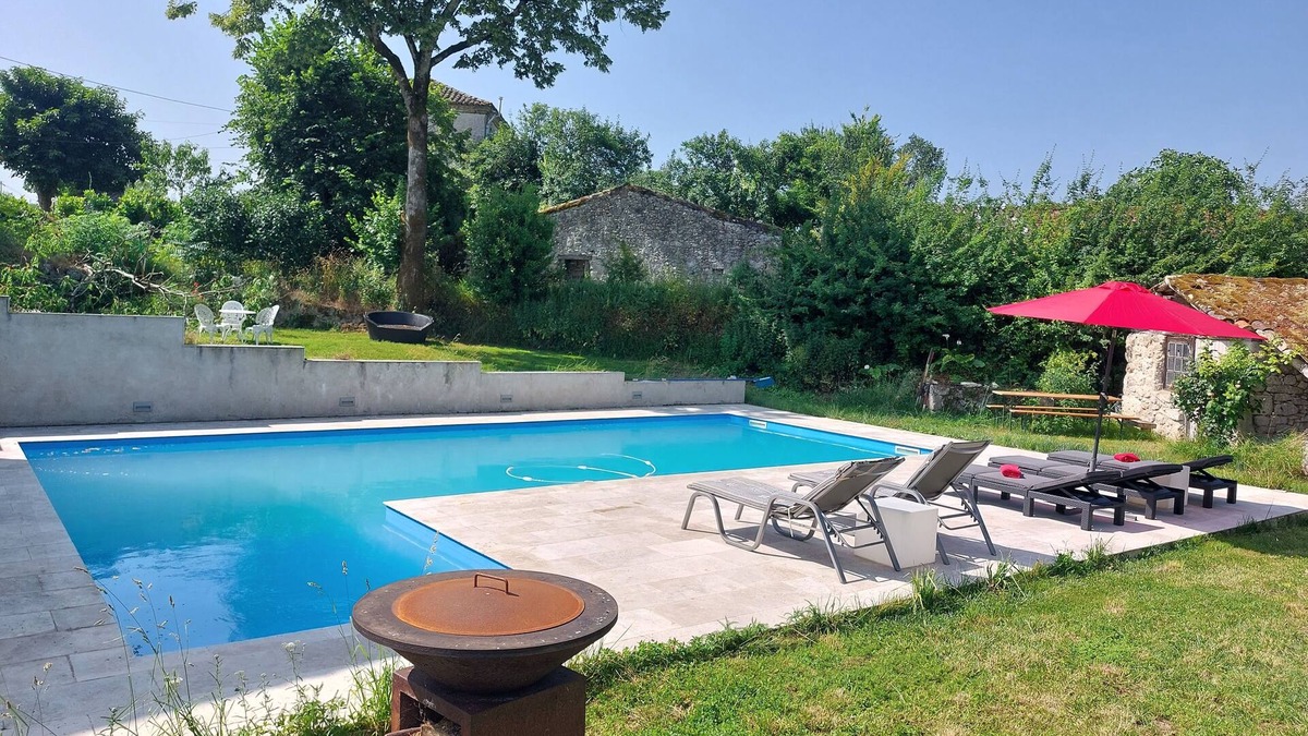 Lacour Bed & Breakfast | Charming renovated farmhouse with large pool