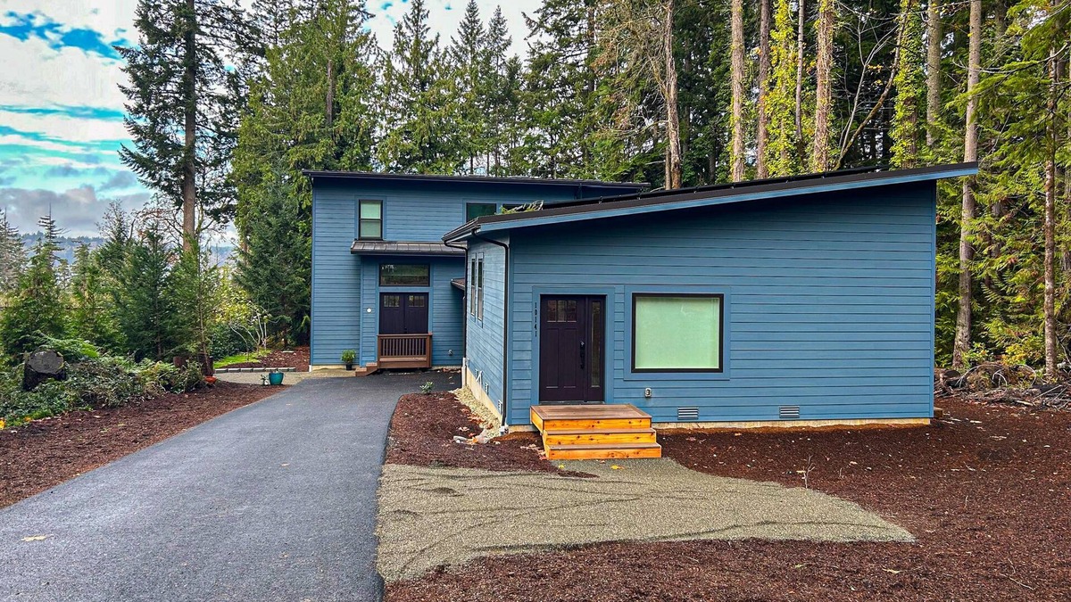 Rollingbay House | Charming Retreat for Two w/Great Views, Near Golf & Beach, Wifi, Close to Town