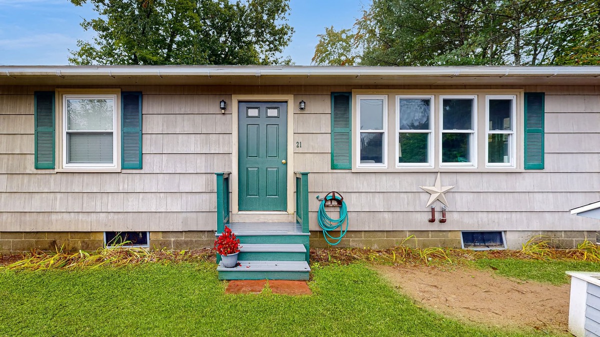 Naples House | Charming Retreat House with Game room and Outdoor Firepit