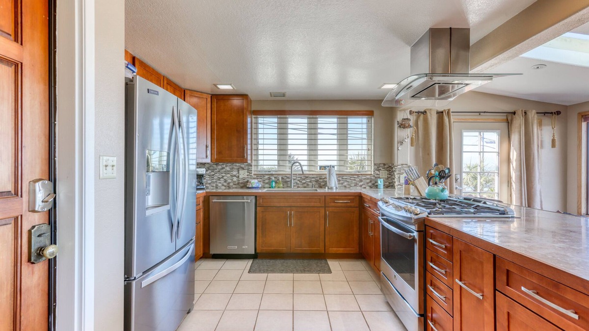 Humboldt Hill House | Charming retreat with sweeping views of the bay and ocean Private BBQ/patio