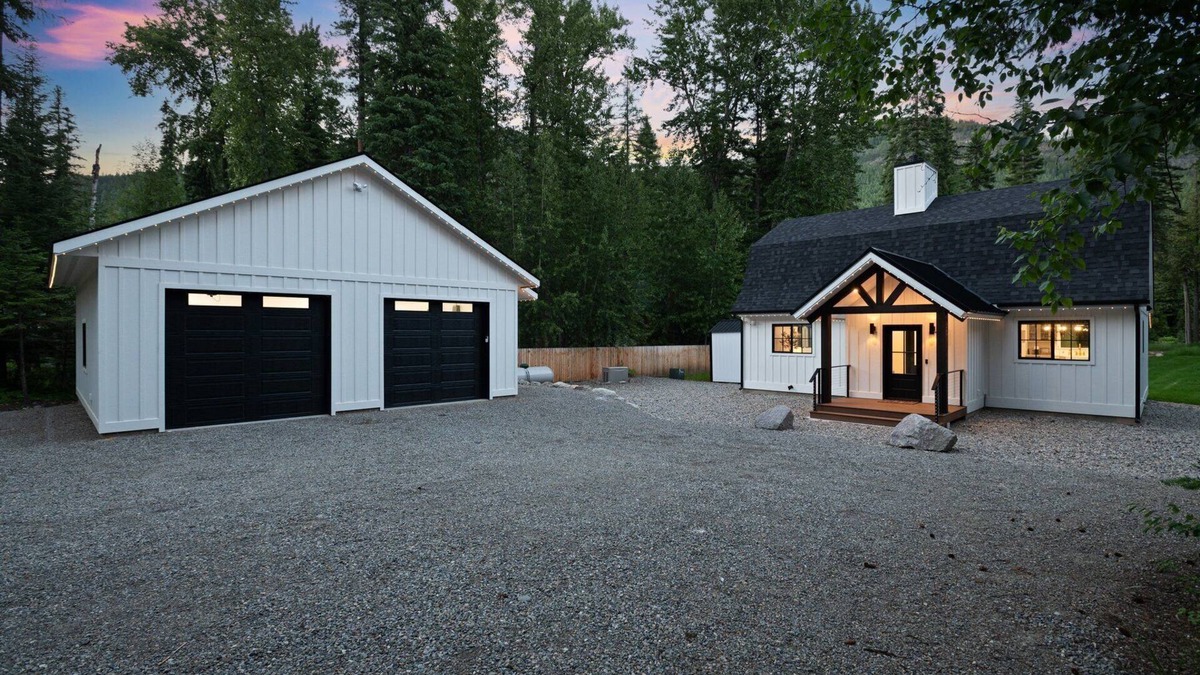Bonners Ferry Cottage | Charming River Cottage w/AC, Deluxe HotTub,WiFi in Bonners Ferry on the Border!