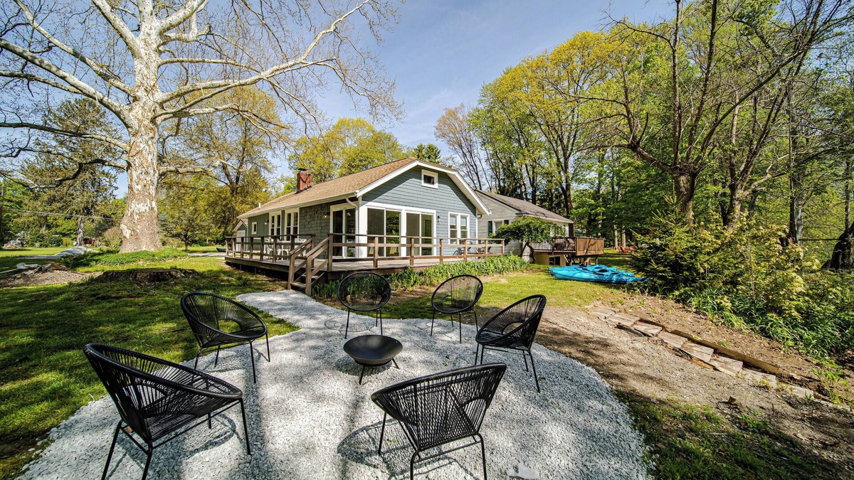 Austinburg House | Charming Riverfront Retreat – Wineries, Kayaking & GOTL