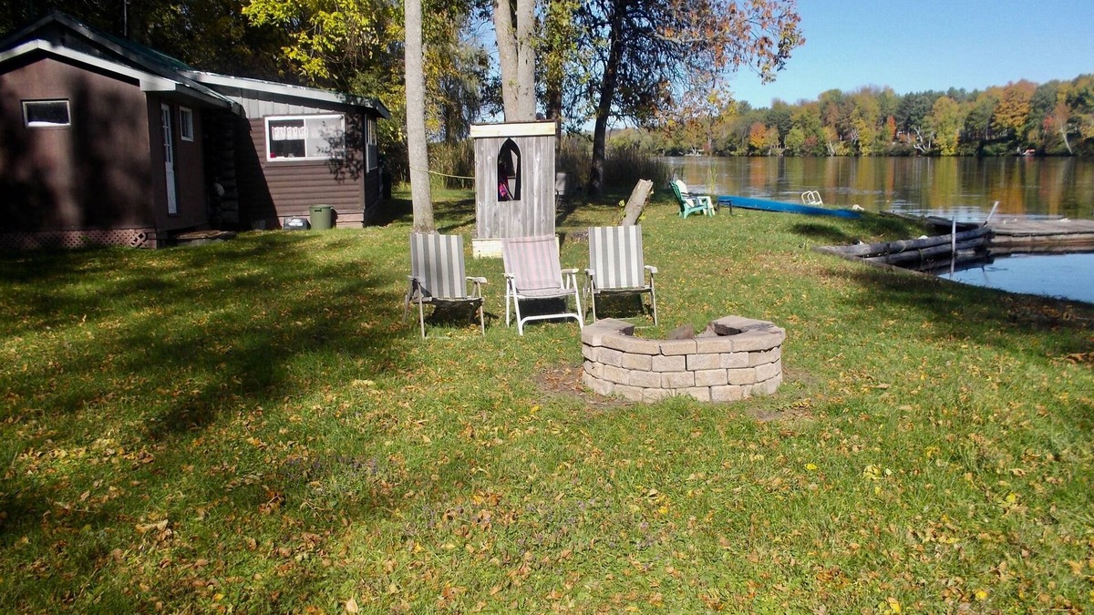Montague Cottage | Charming Riverside Cottage Retreat in Historic Merrickville, Ontario