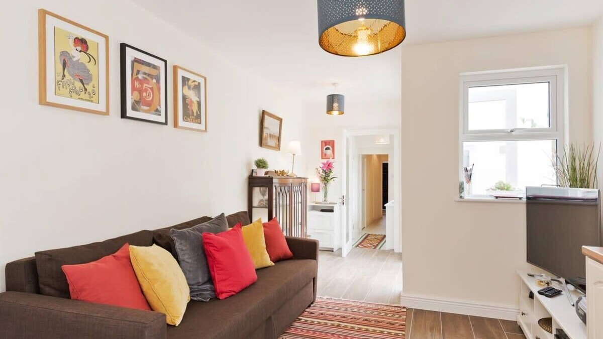 Drumcondra Apartment | Charming Riverside Apartment - Minutes from City