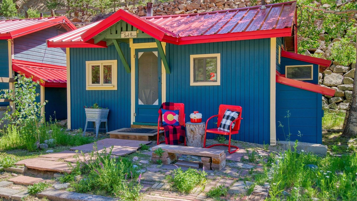 Lyons Cabin | Charming Riverside Studio — Couples’ Getaway